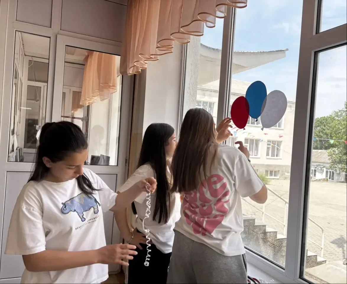 Активисты из первичного отделения Движения Первых МБОУ СОШ № 14 им. С.С. Аракеляна оформили окна шко