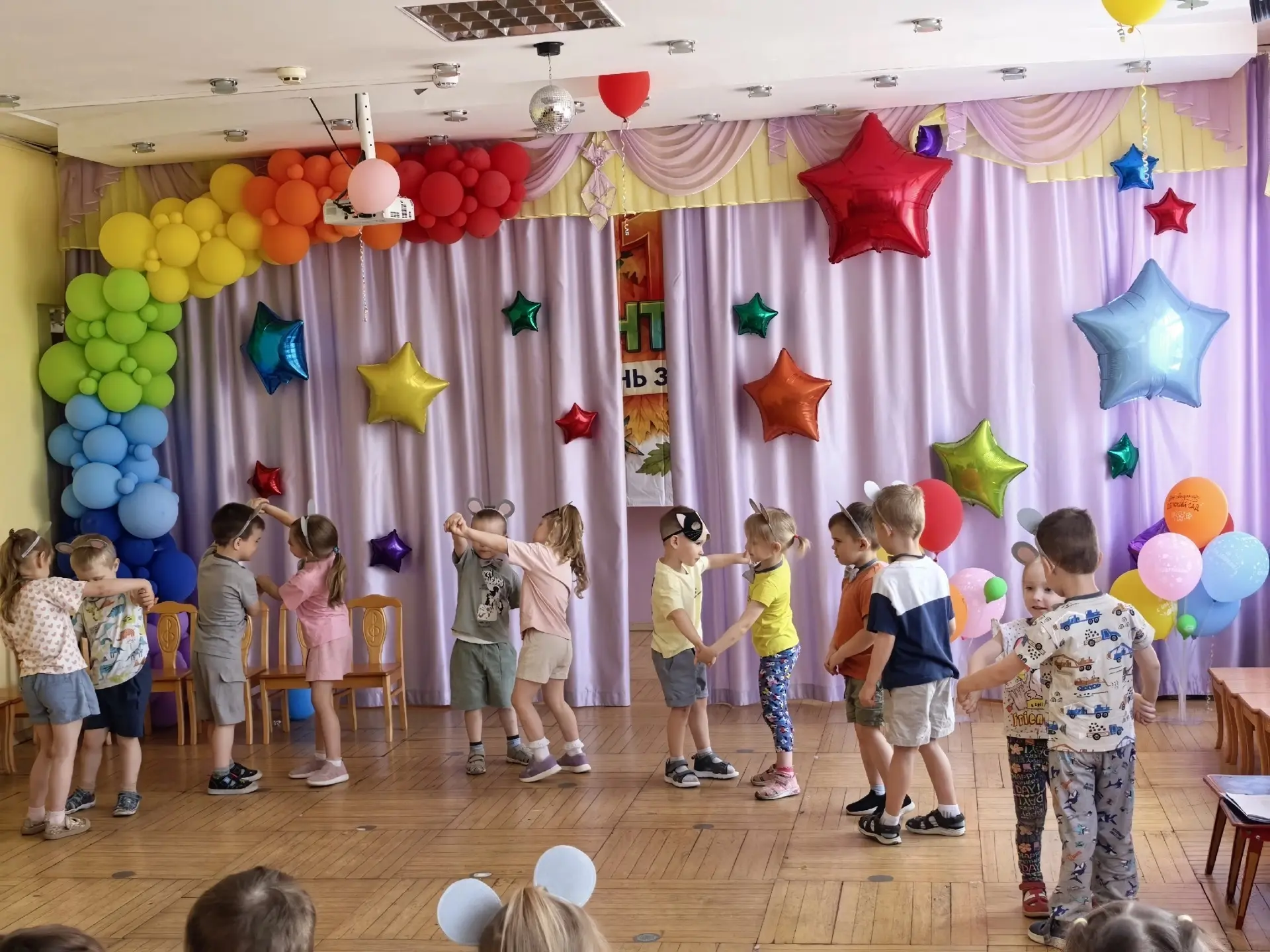 🎭 Вчера в нашем детском саду произошло настоящее волшебство!
Ребята из группы «Колосок» подарили на