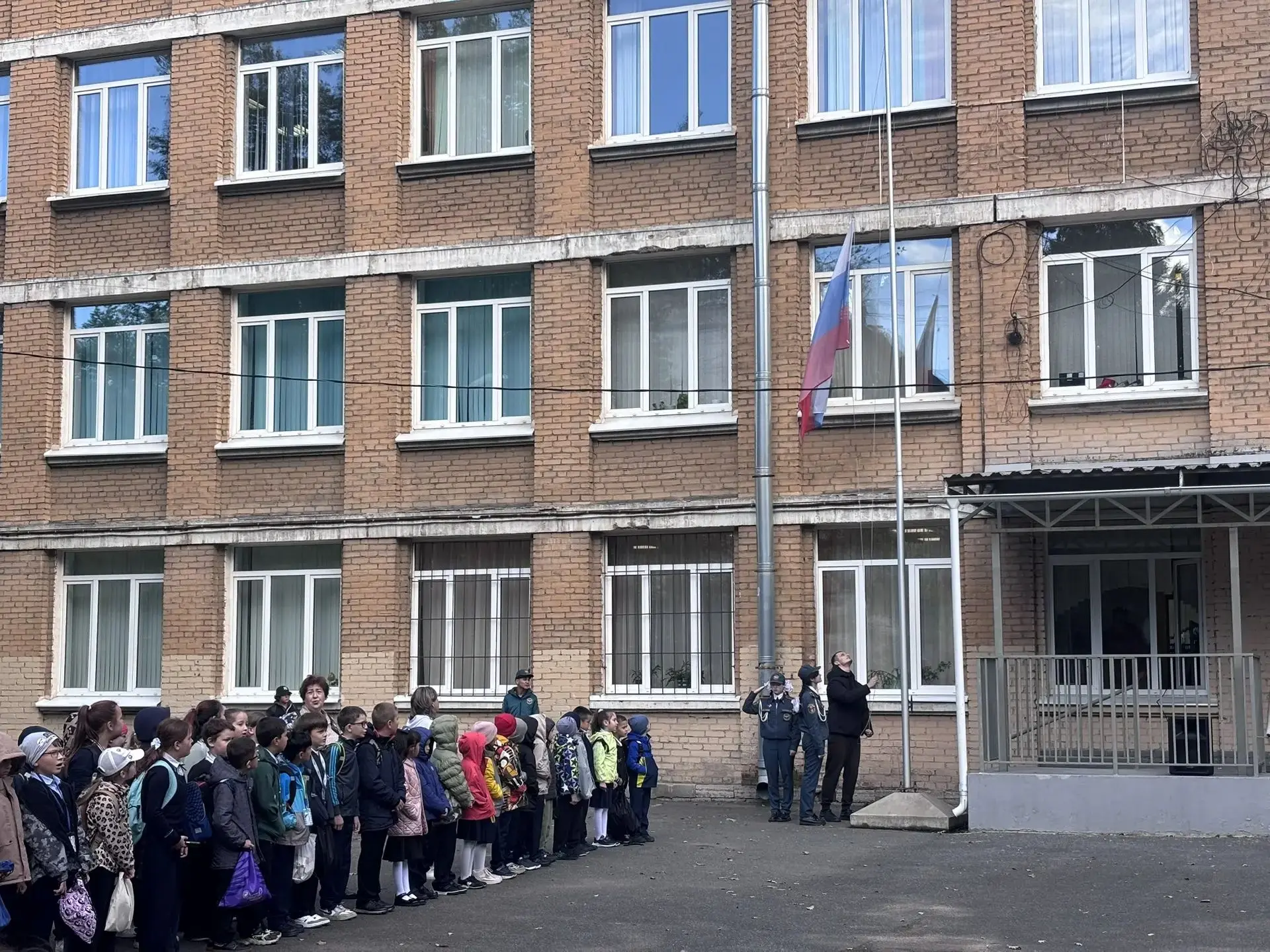Новая учебная неделя на площадке по проспекту Александровской Фермы началась с традицио...