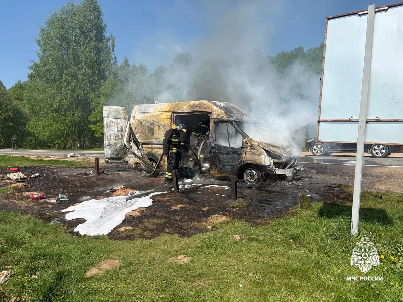 🔥 Под Переславлем пожар уничтожил грузовой фургон и повредил легковушку  🚒 Автопожар произошёл 17 ма
