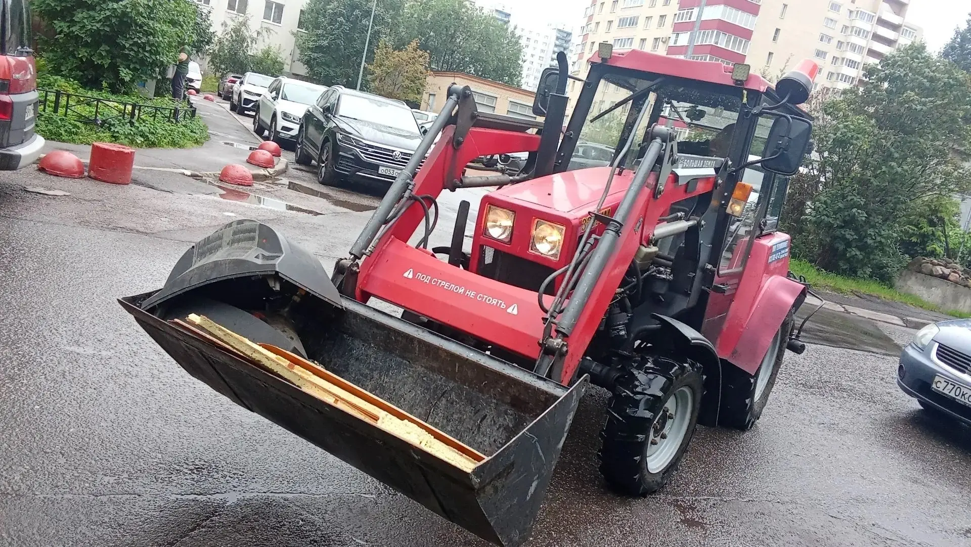 Чистота Васильевского острова начинается с раннего утра. Дворники и механизаторы ежедне...