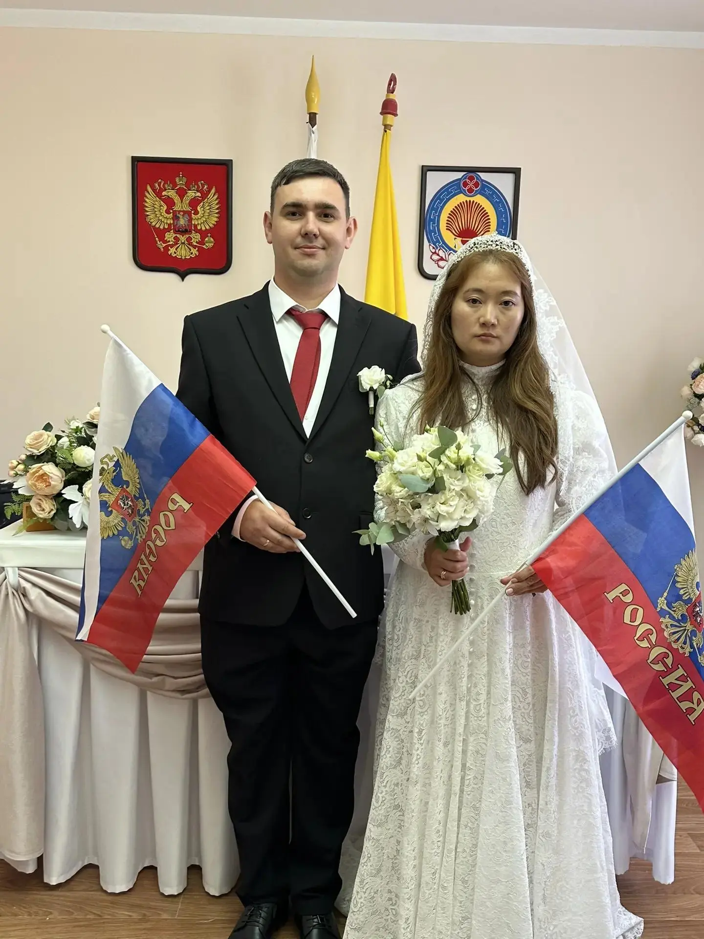 Любовь под цветами триколора: в Элисте сыграли праздничные свадьбы