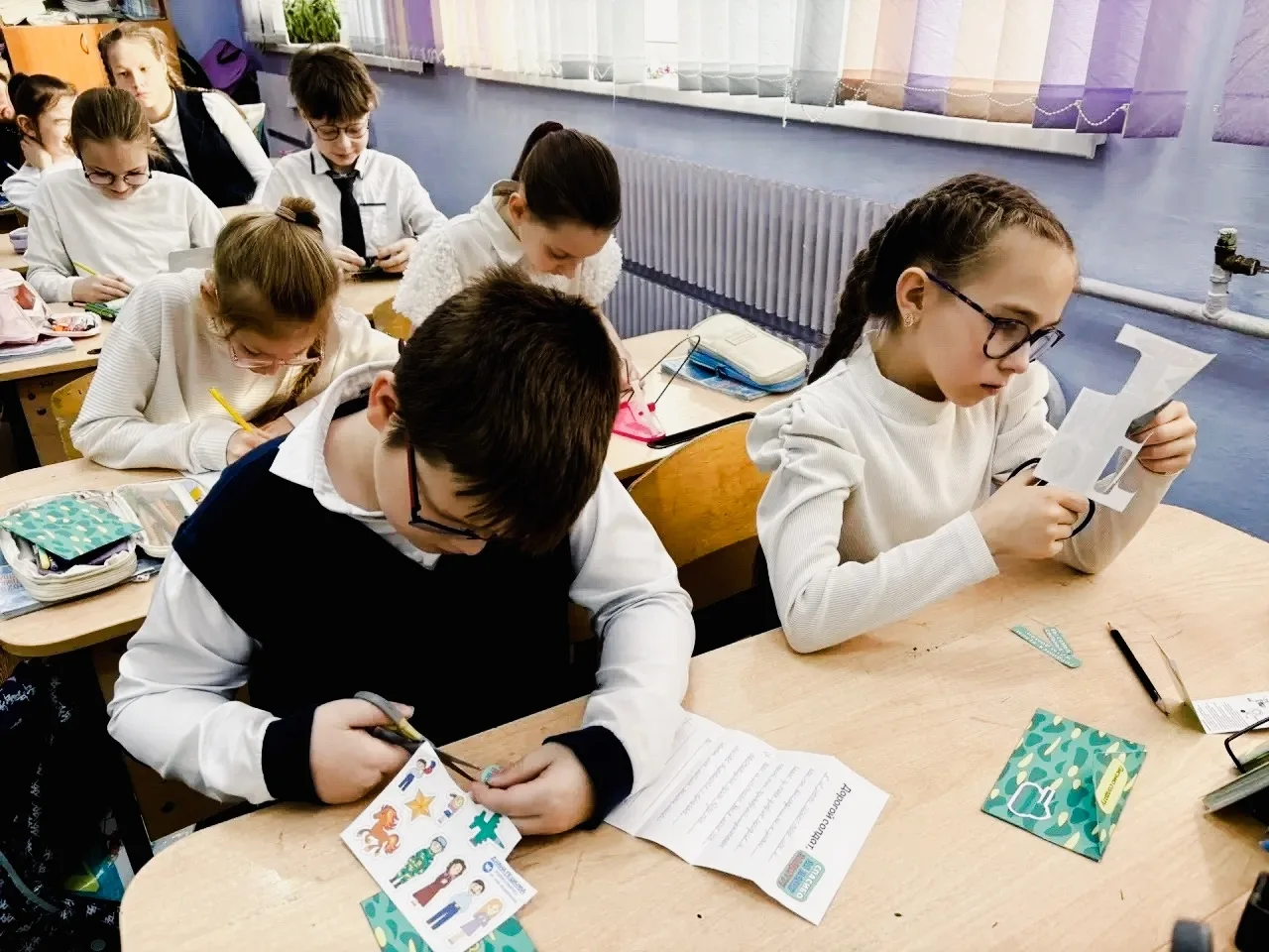 В нашей школе прошла традиционная акция «Посылка солдату» 📦, в которой участвовала почти вся школа! 