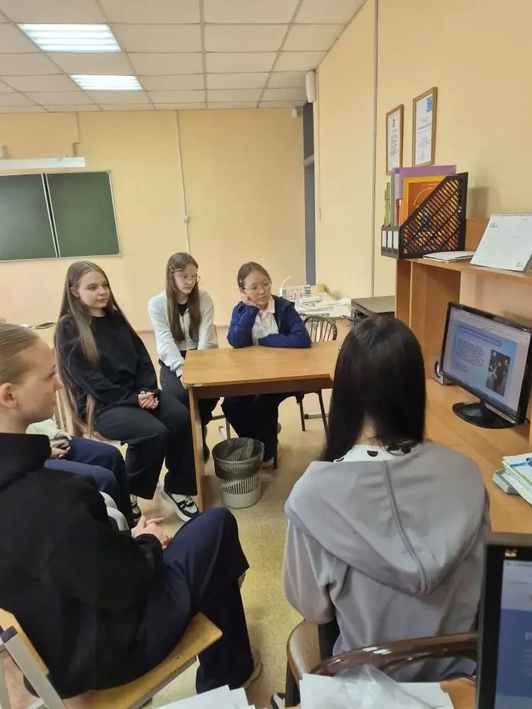 Учащиеся 10-х классов на классном часе совместно с педагогом-психологом Вершининой С.А. развивали на