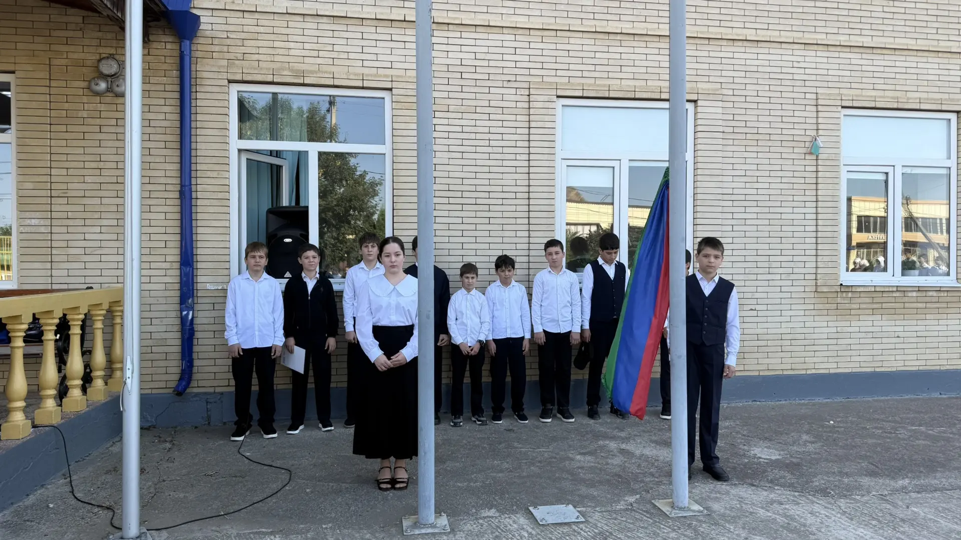 🇷🇺 Церемония торжественного поднятия флага и исполнение Гимна России помогают закрепи...