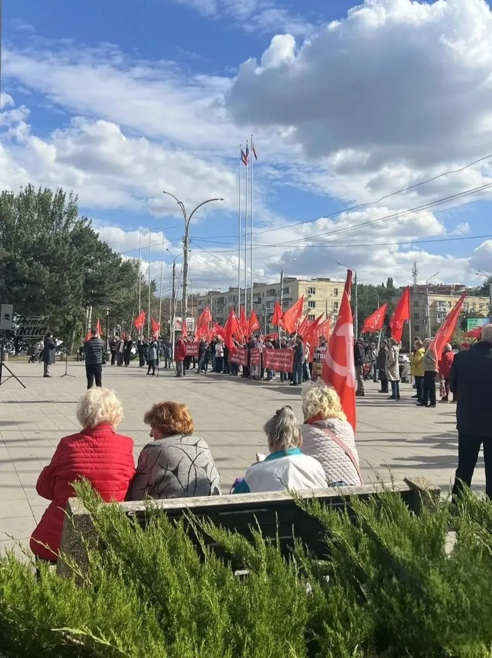 📷 Митинг памяти жертв событий 1993 года состоялся на площади Ленина в Ростове