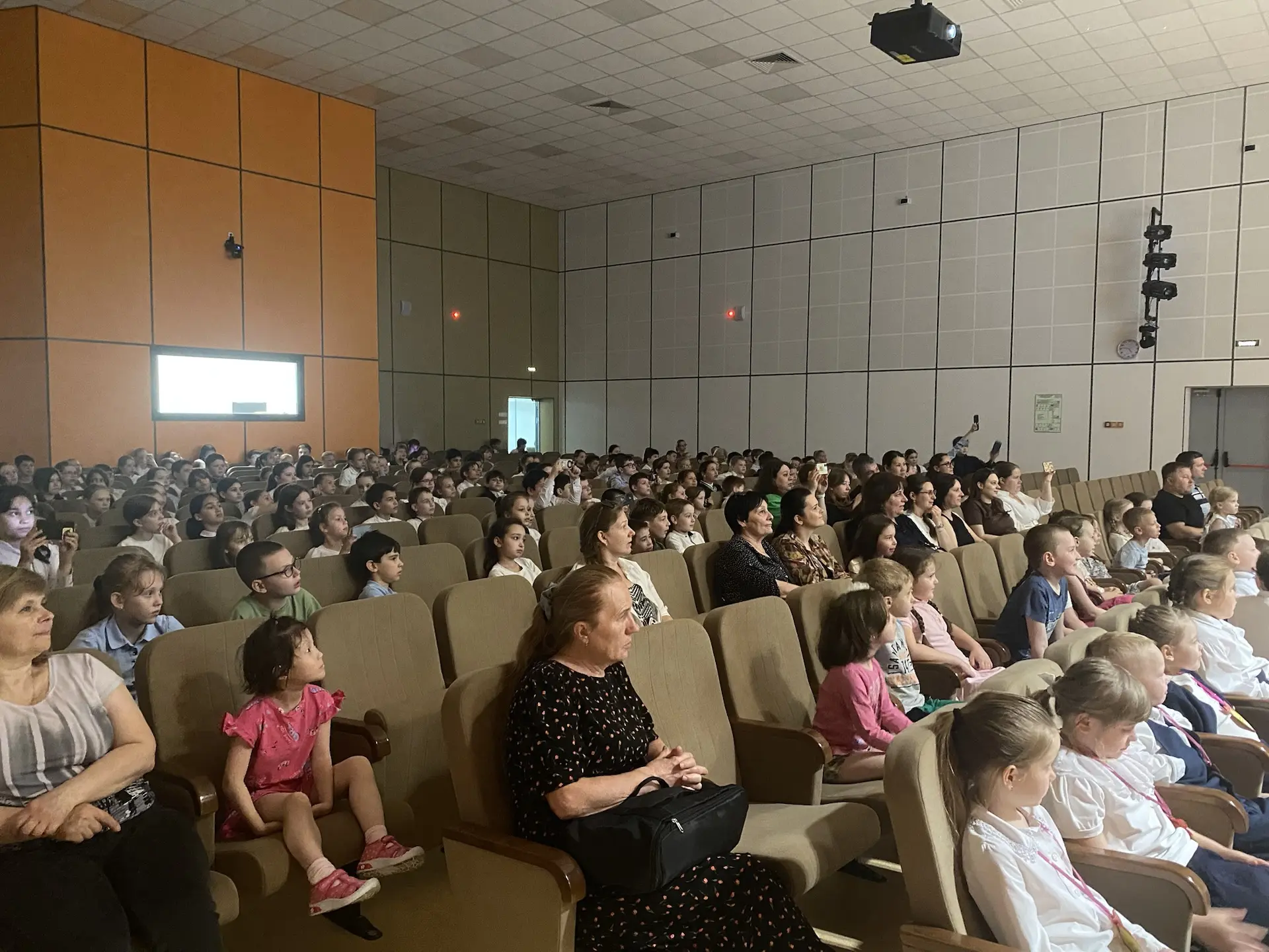 В корпусе «Интеллектуал» состоялся показ театральной постановки «Вежливость спасёт мир».  На сцене в