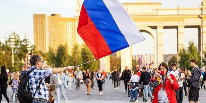 🎉 Москва отмечает День России концертами, фестивалями и патриотическими акциями. Городской транспор