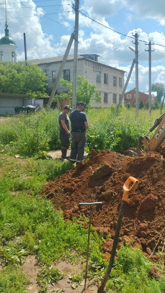 Продолжаются работы по прокладке водопровода в селе Ежево по улице Гагарина.