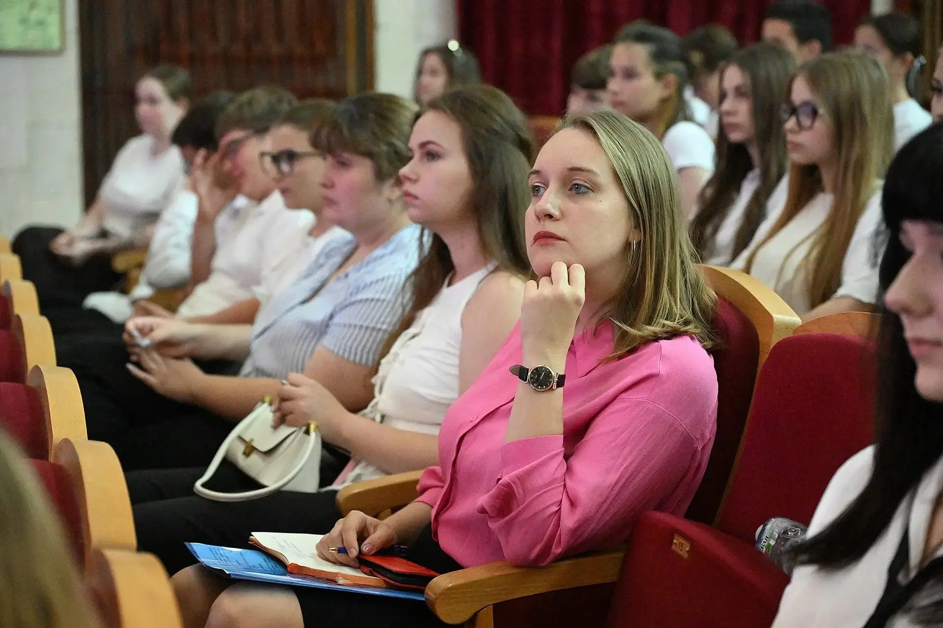 📌Председатель Молодёжного парламента Аксайского района  Крамарева Анастасия, начальник управления с