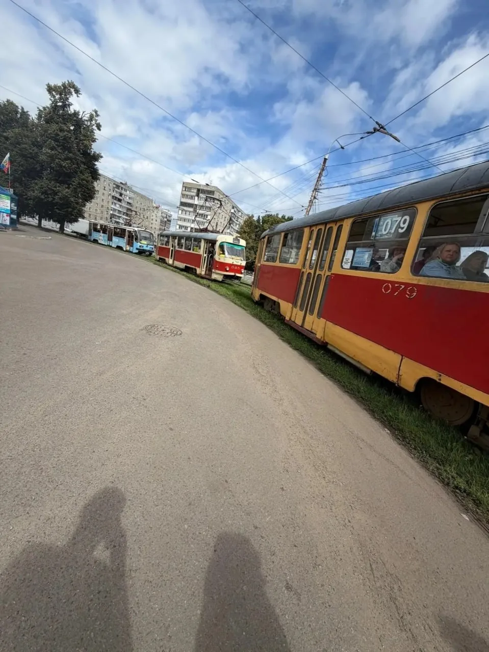 🚃 В Орле припаркованное авто заблокировало трамваи на Комсомольской