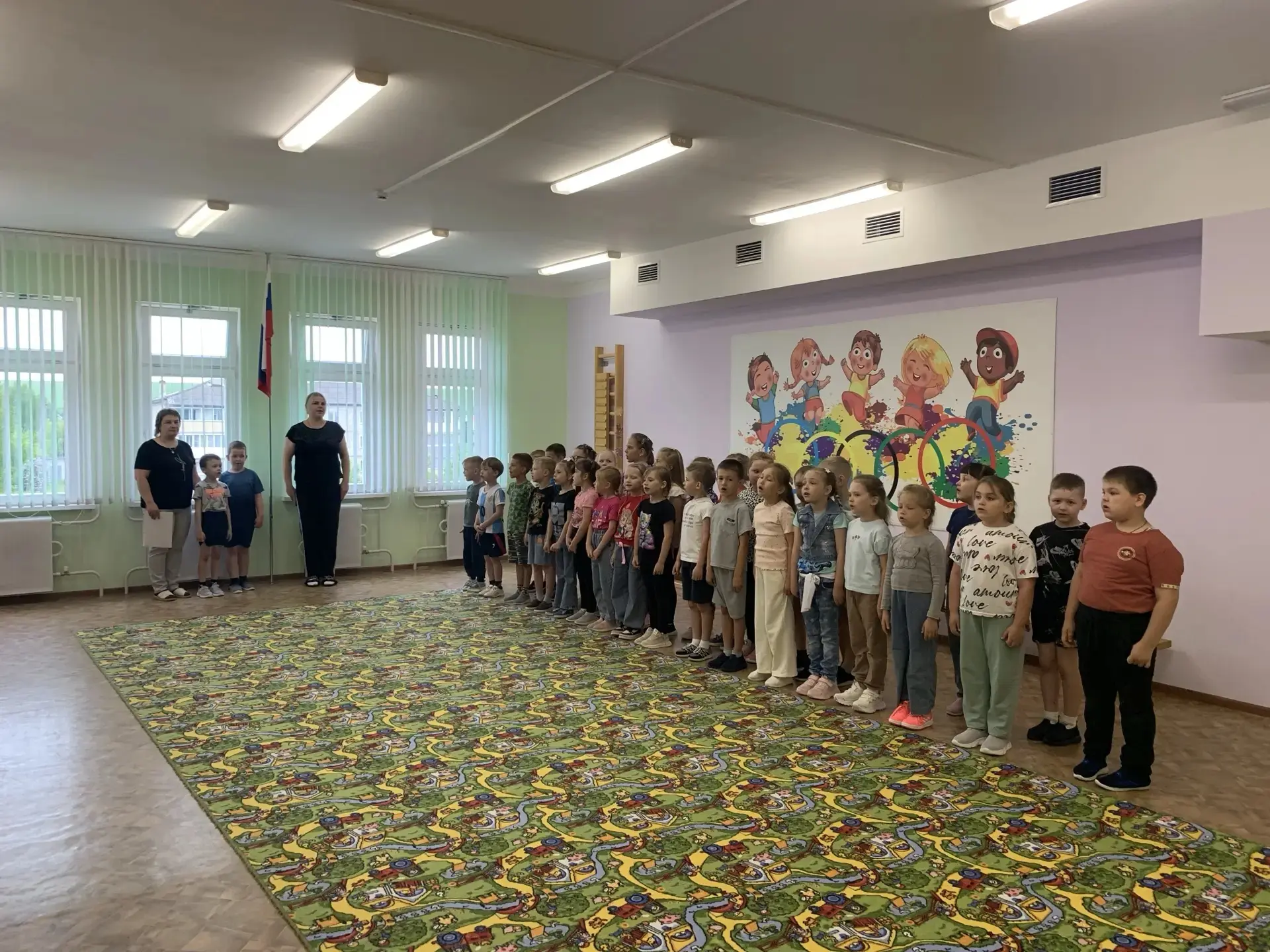 Сегодня для подготовительных групп была проведена торжественная линейка с поднятием флага. 
Дети пол