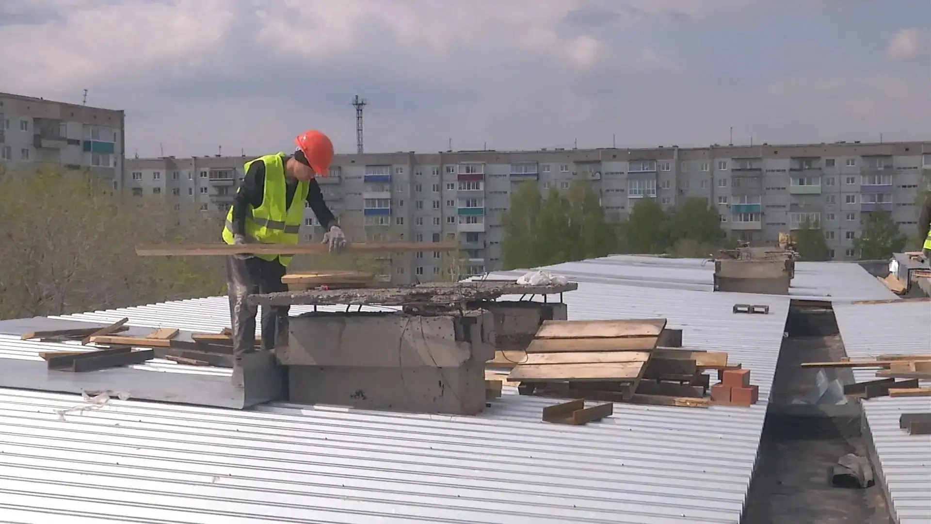 По программе капремонта в Киселевске продолжается обновление кровель МКД.   На улице Пионерская, 4 п