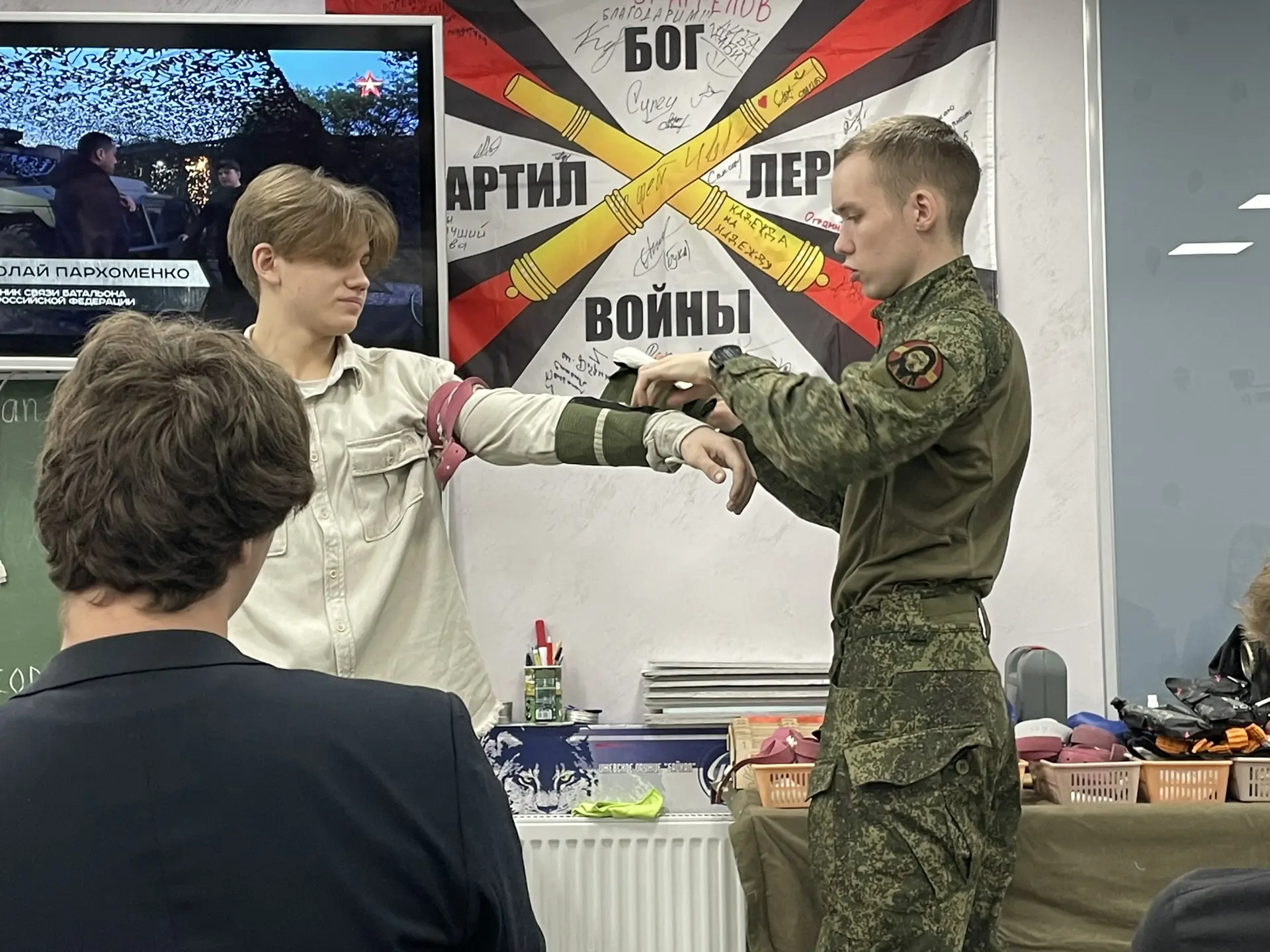 ⚕️Мастер-классы по тактической медицине от бойцов СВО!  Сегодня 10-е классы Гимназии 622 получили ун