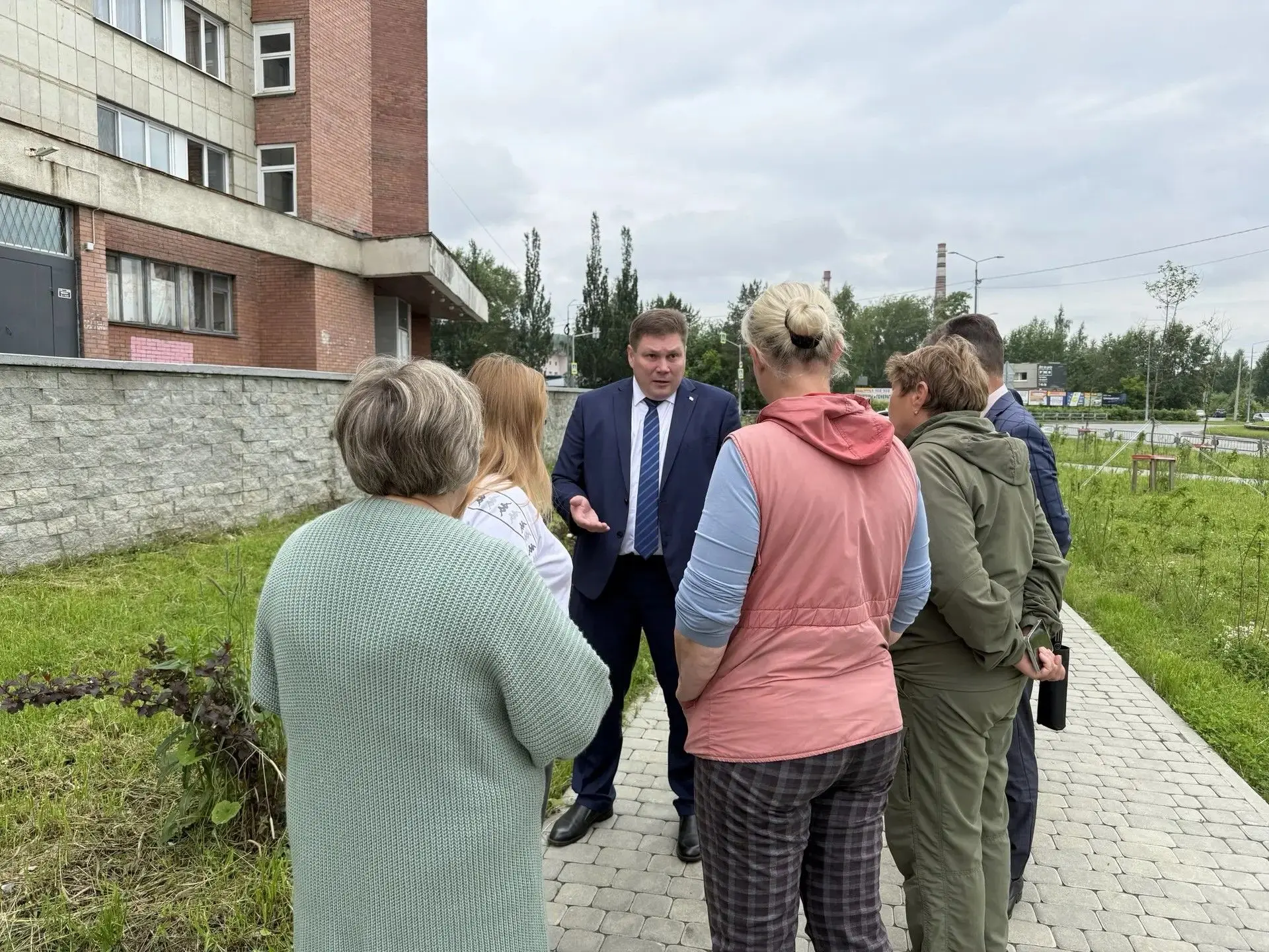 Сегодняшнее утро начал с инспекции по аллеям Молодежи и Трудовой Славы. Посмотрел на работу подрядчи
