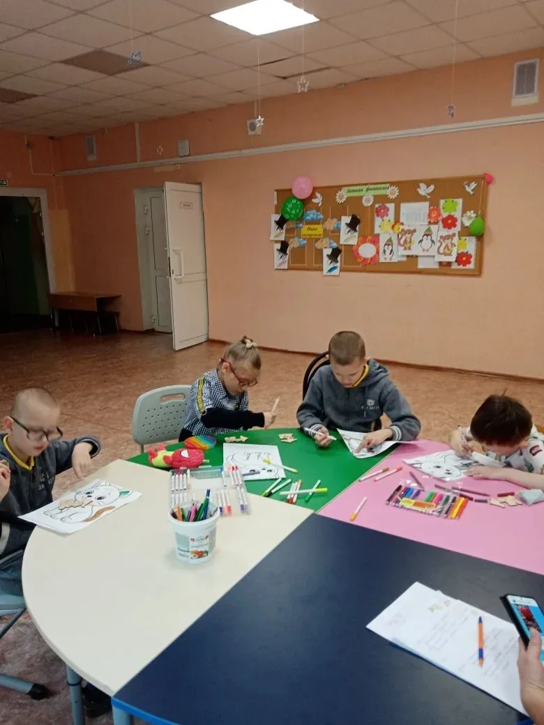 Сегодня в нашей мастерской ребята из прогулочной группы раскрасили «Забавного котенка». Творчество в