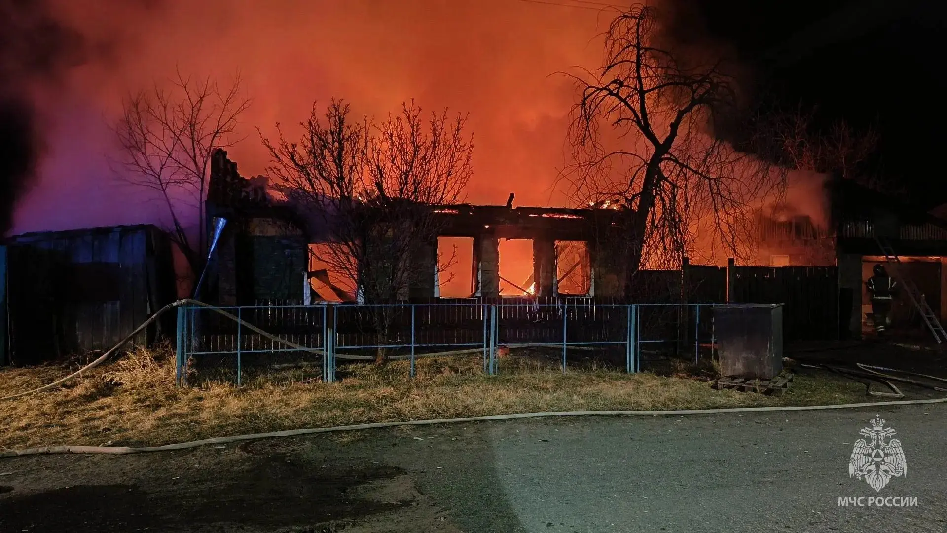 На юге Красноярского края в пожарах погиб мужчина и пострадала женщина  В селе Ермаковское при тушен