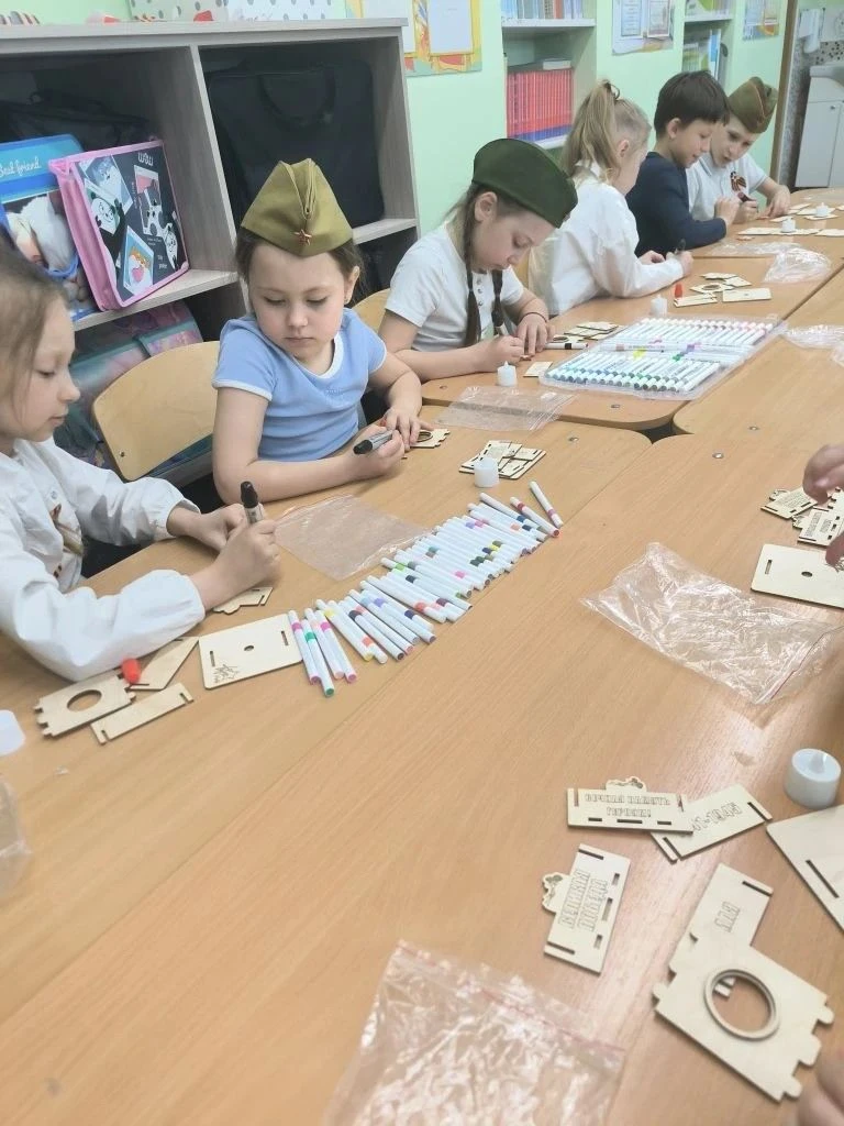 🛑Ученики 2 «В» класса приняли участие в трогательном мастер-классе по созданию макетов Вечного огня 