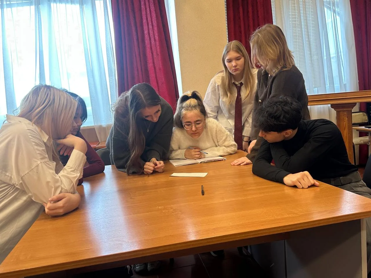 🔥 Интеллектуальный накал в школе — сегодня прошел КВИЗ «Избирательное право»! 🔥  Учителя истории, об