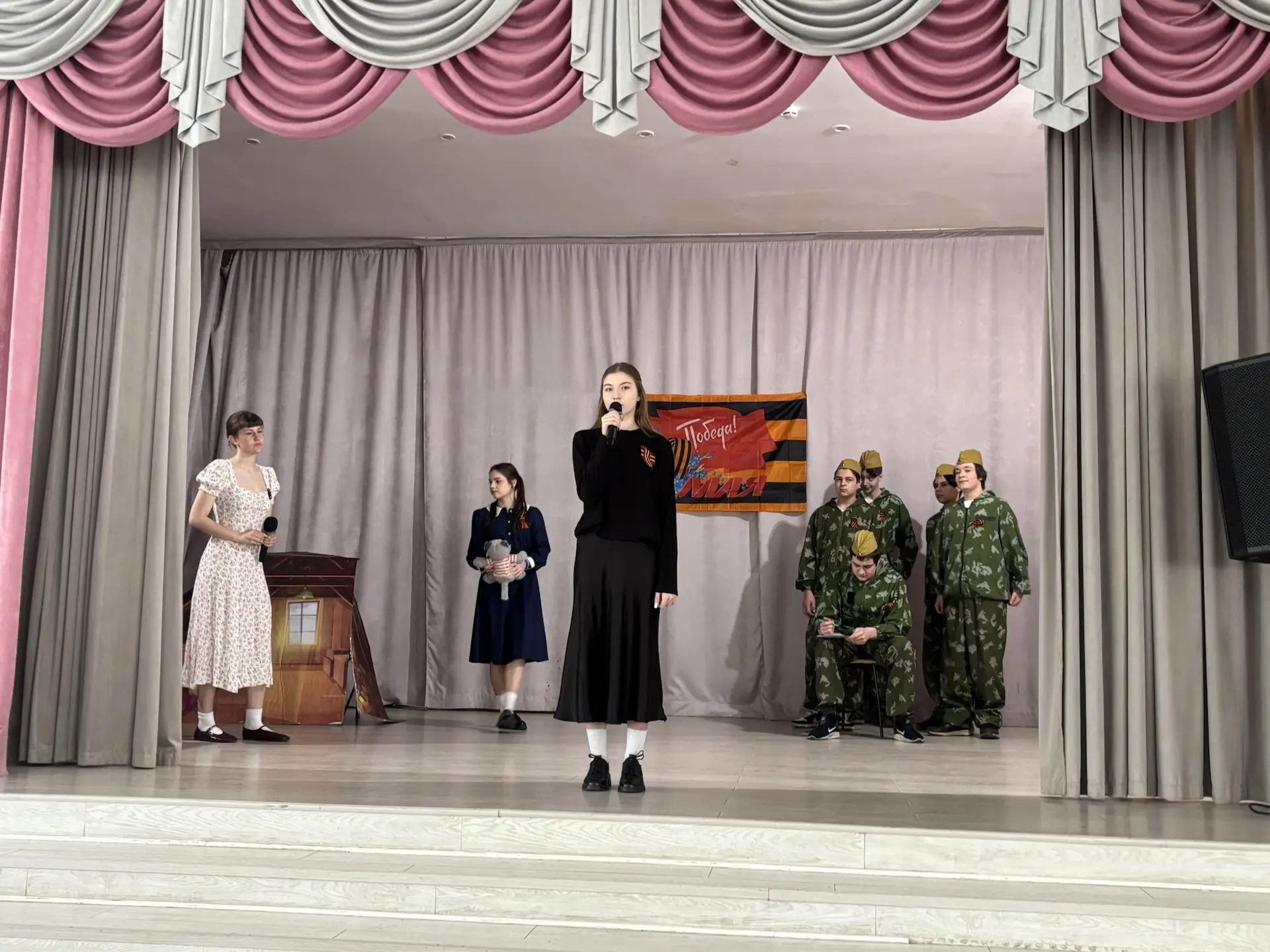 В школе №18 прошёл фестиваль военного театра: «Солдатик», «Зори» и крик души Тани Савичевой В МОУ СО