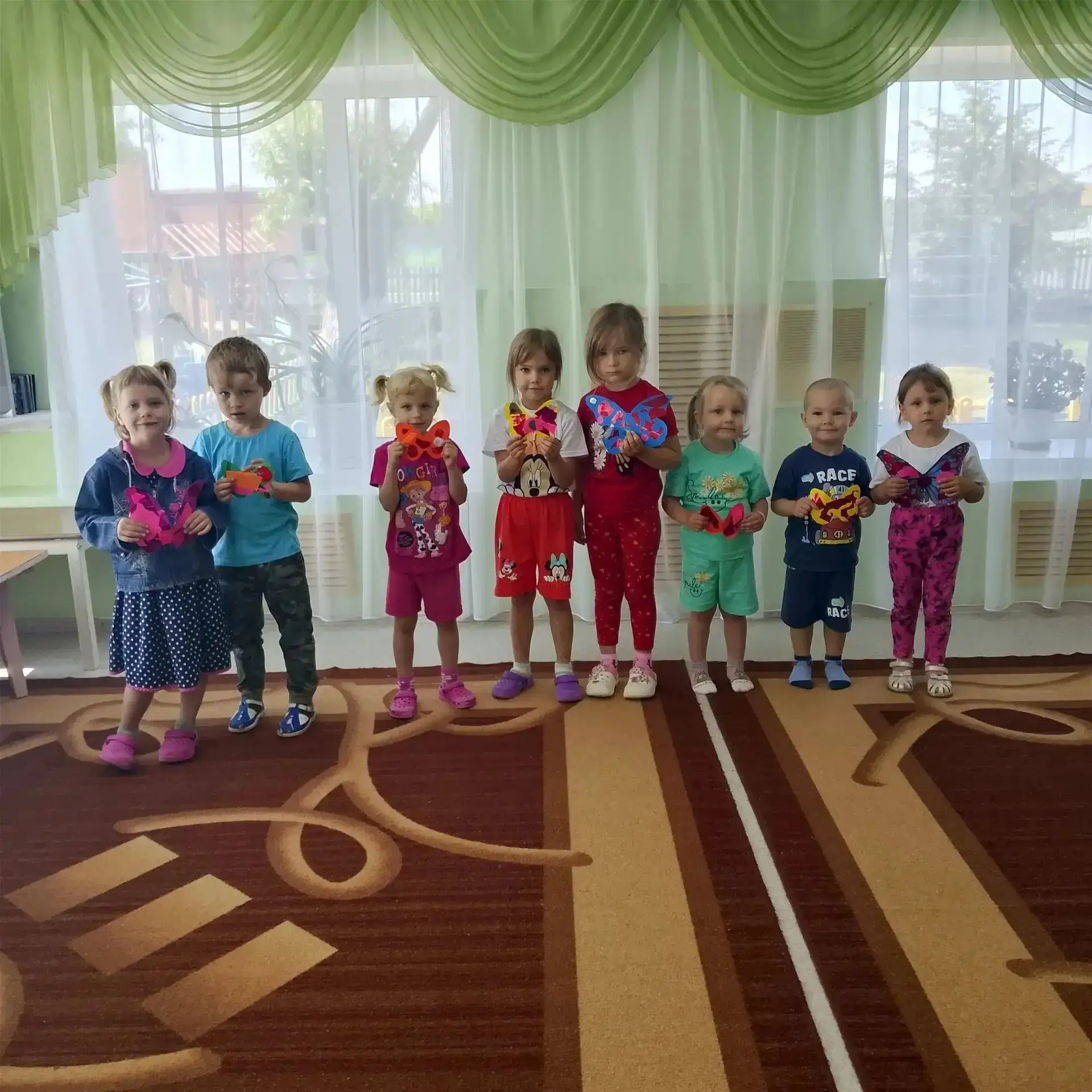 Аппликация "Бабочки летают"  в детском саду 25 с Мордвиновка 

Цель: 
Закреплять умения детей выреза