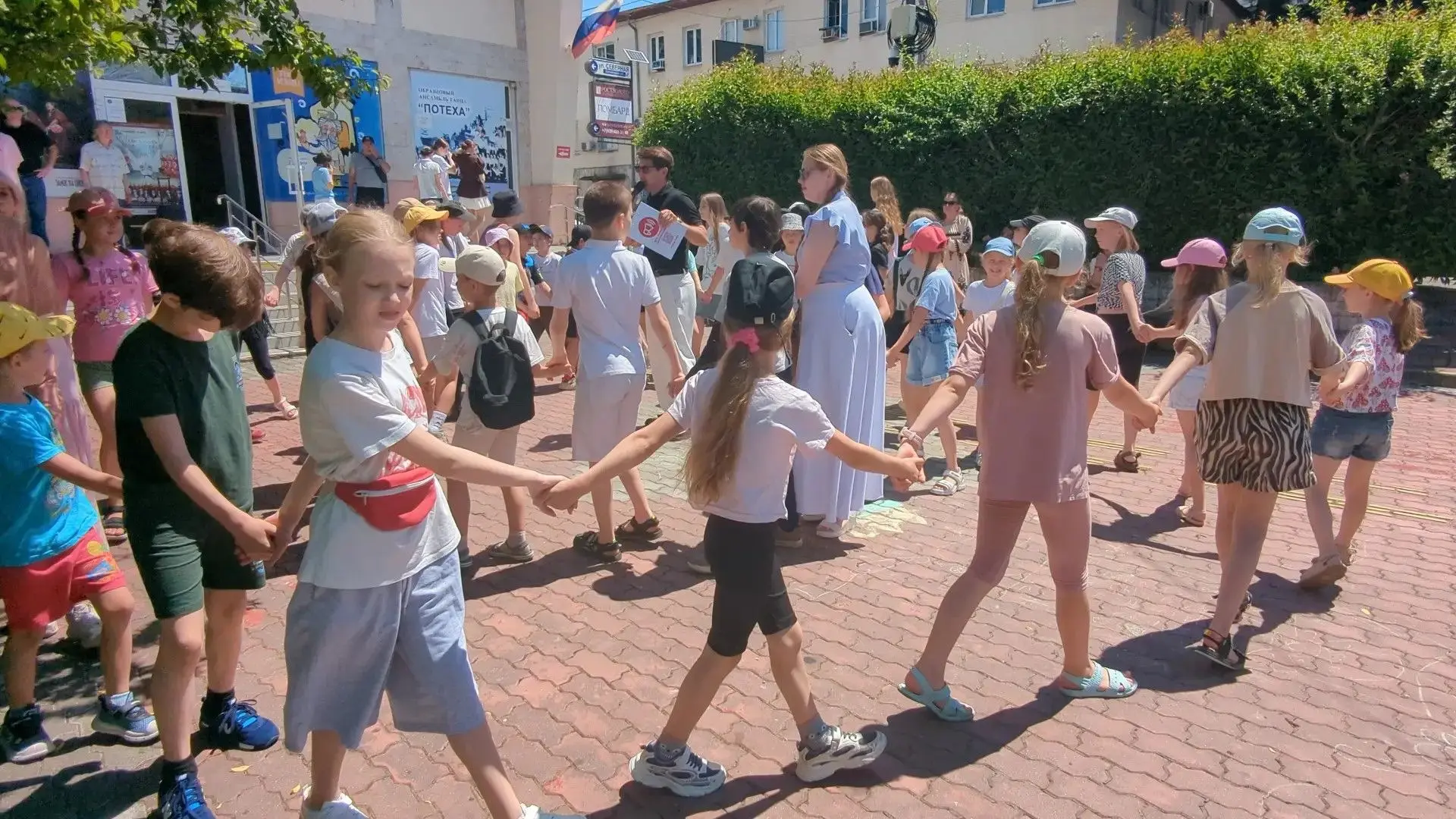Профильный лагерь "Непоседы" и ребята из лагеря труда и отдыха "Радуга" приняли активно...