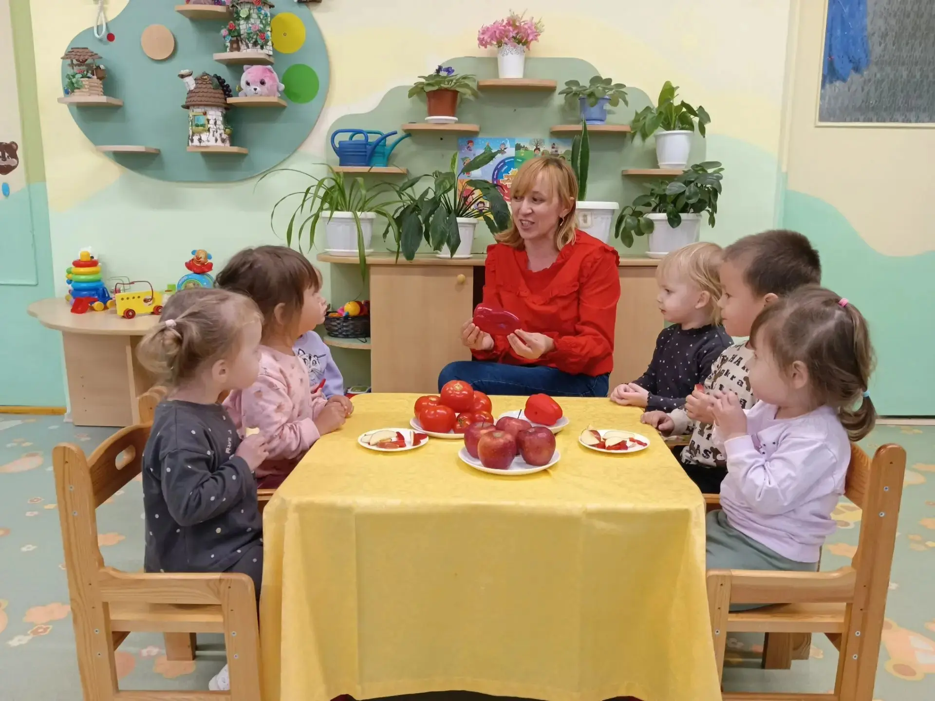 Малыши знакомятся с красными продуктами.