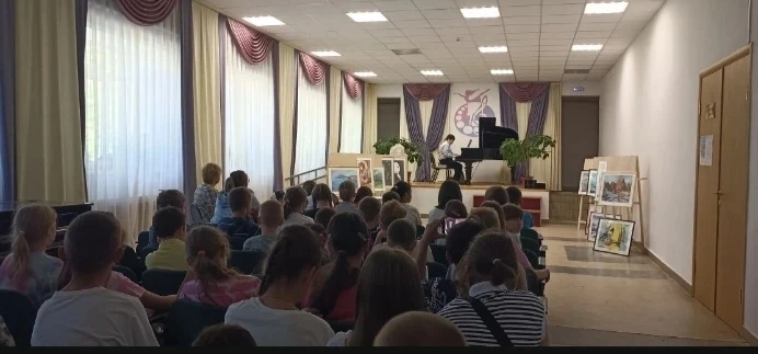 Воспитанники летнего лагеря «Патриот» побывали на музыкальном мероприятии, которое для ...