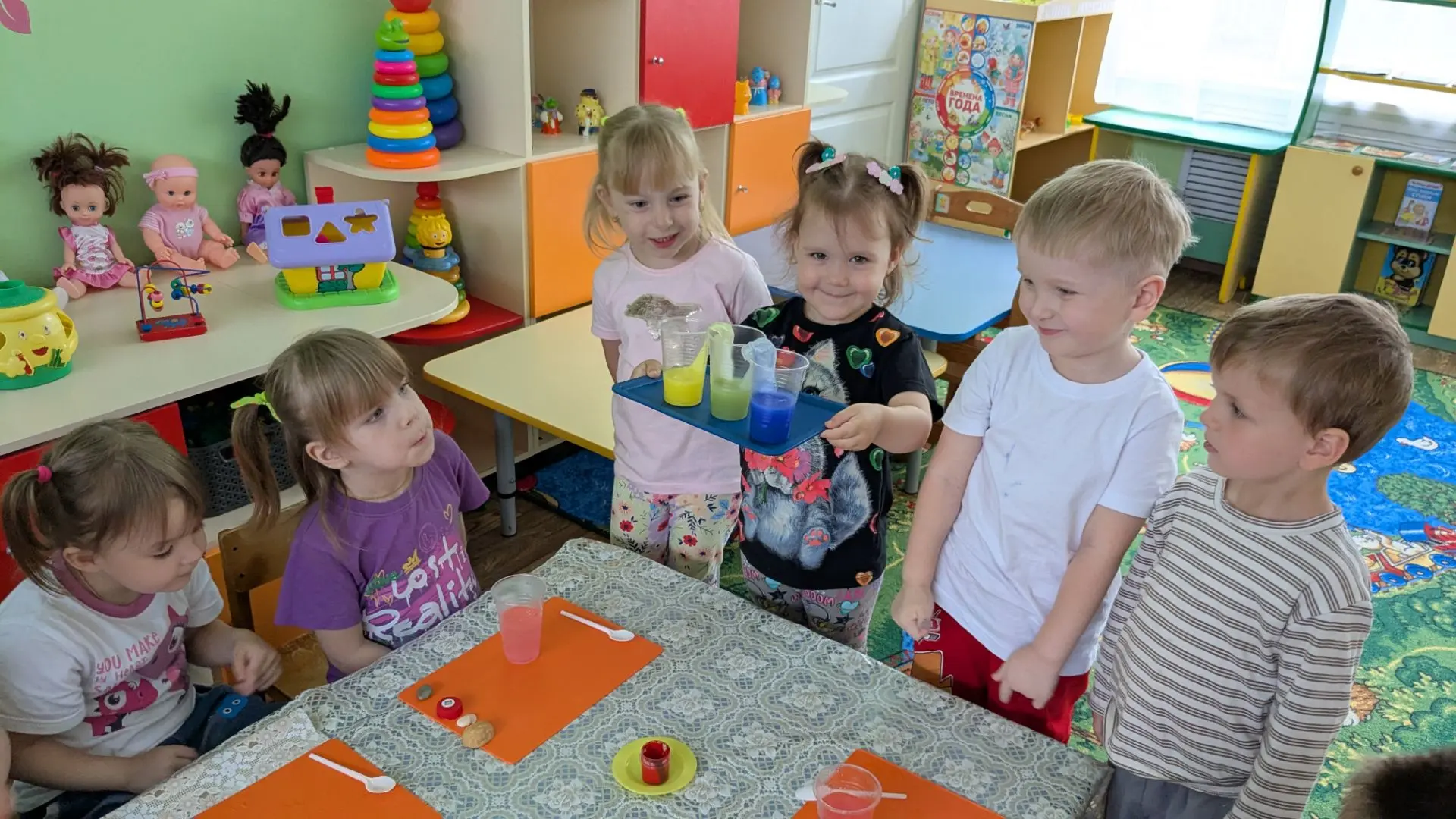 «Экспериментируем, играем – свойства воды изучаем!»
Сегодня малыши группы №2 «Незабудка» превратилис