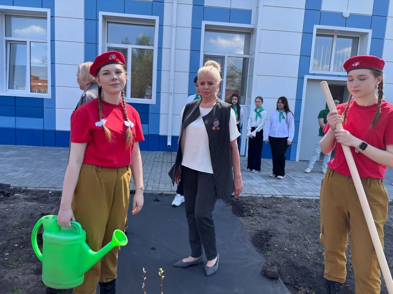 7 мая  во дворе третьего корпуса  появился особенный сад — груши, высаженные в честь защитников Роди