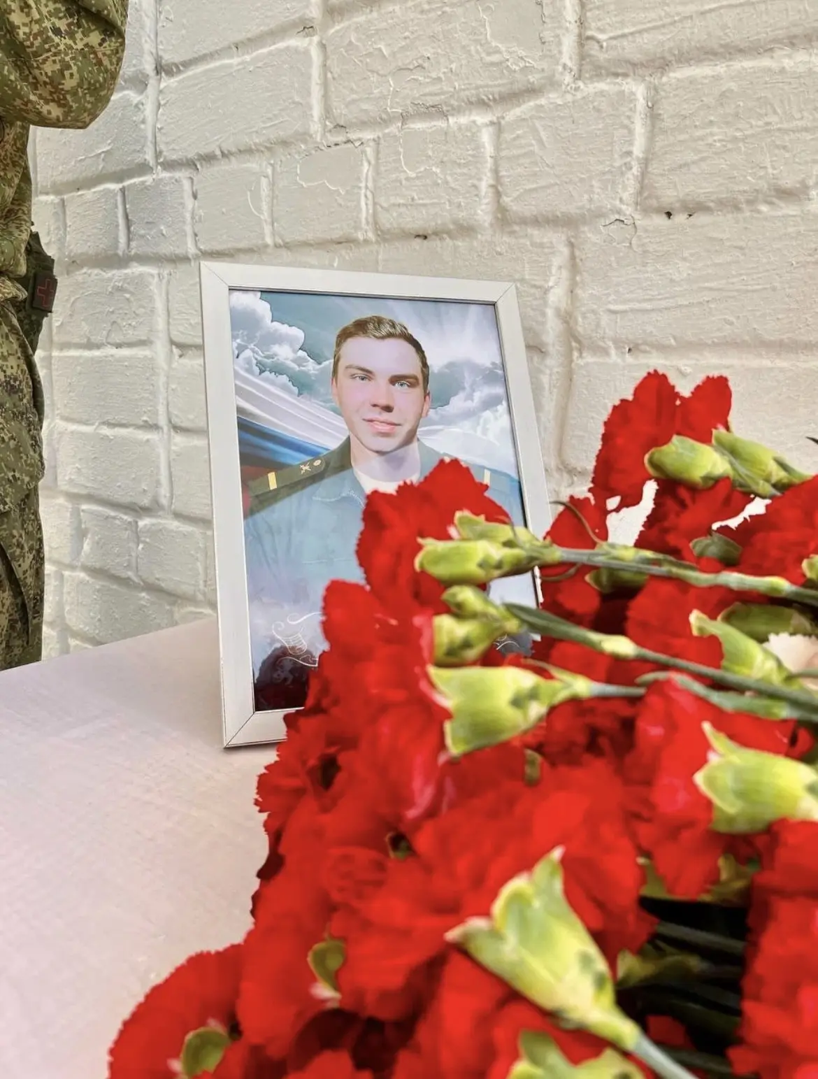 …Когда Отечество в беде,  Приходят ему на помощь сыновья, Всем сердцем землю Отчую любя, Порою в пра