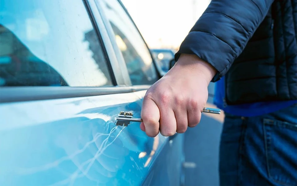 🚗 В Тюмени ищут вандала, который поцарапал более 10 припаркованных авто во дворе на ул...