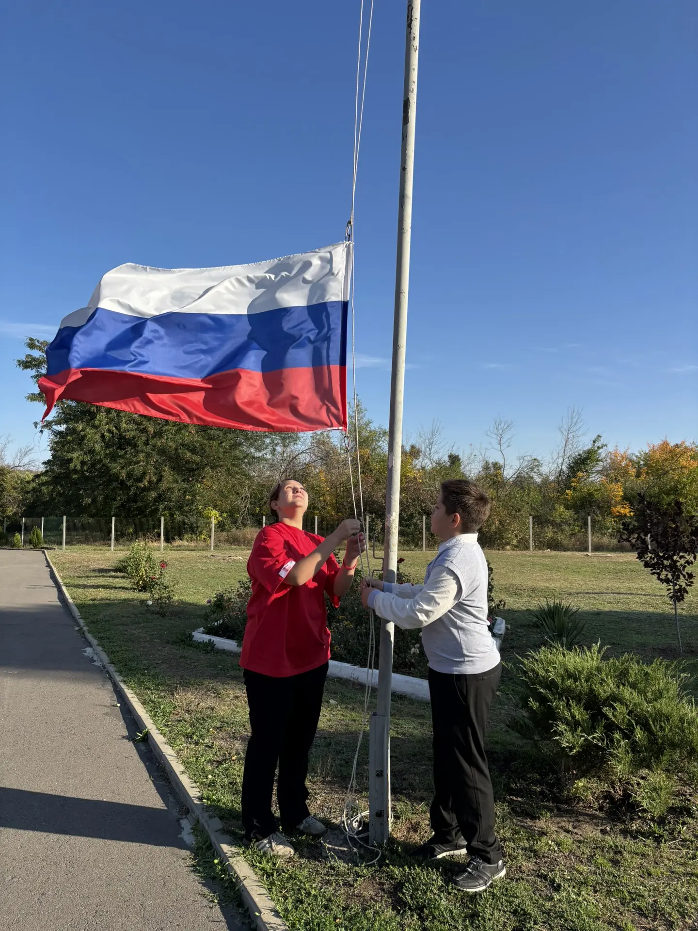 🇷🇺 Учебная неделя в МБОУ ООШ №11 началась с поднятия государственного флага и исполне...