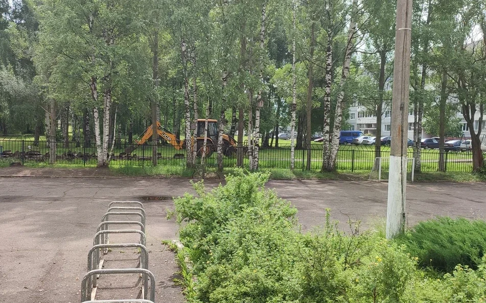 Хорошие новости! Начали делать пешеходную дорожку перед нашей школой. Также в этом году будет отремо