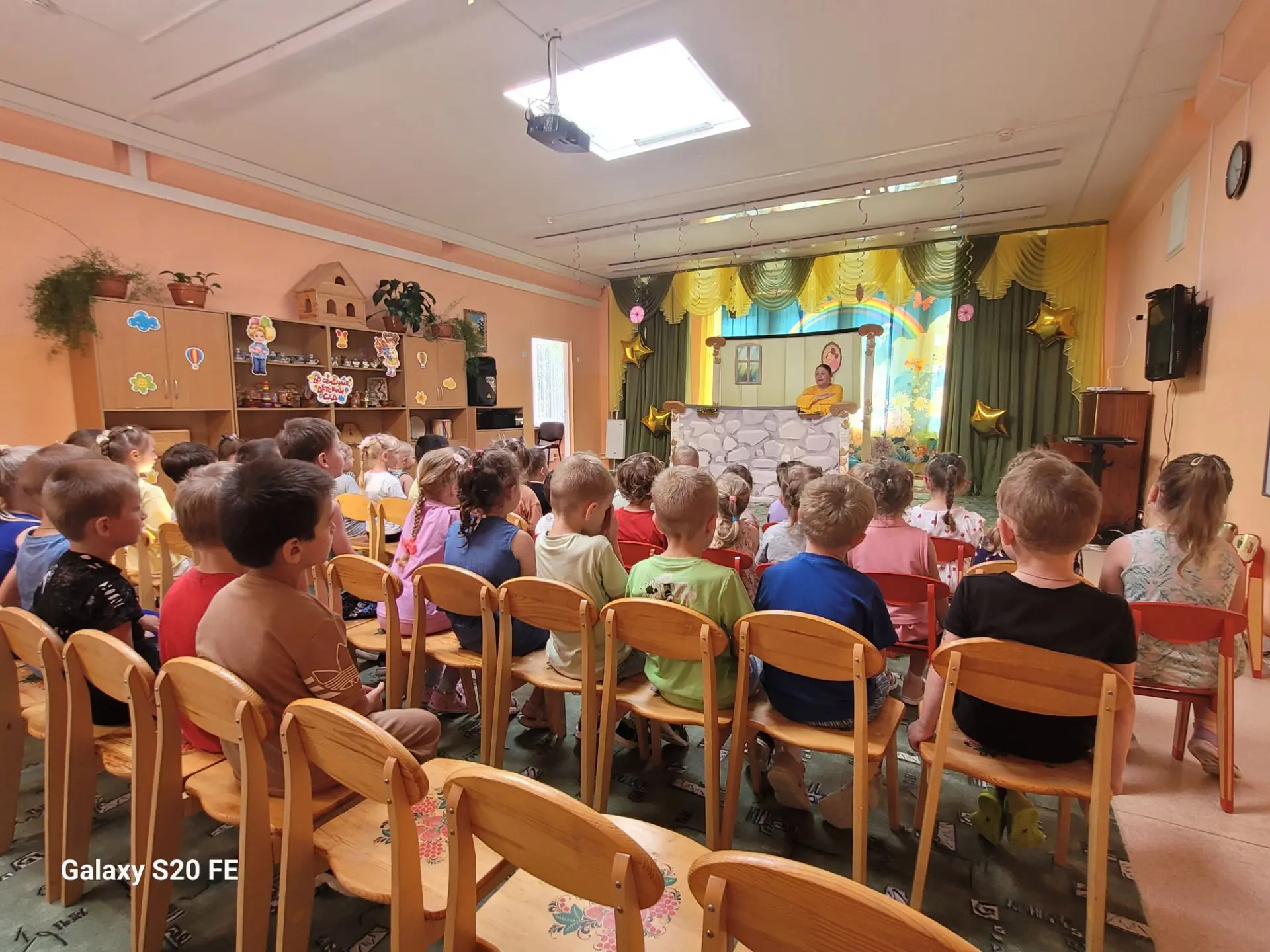 Сегодня наш детский сад посетил театр с представлением "Золушка".