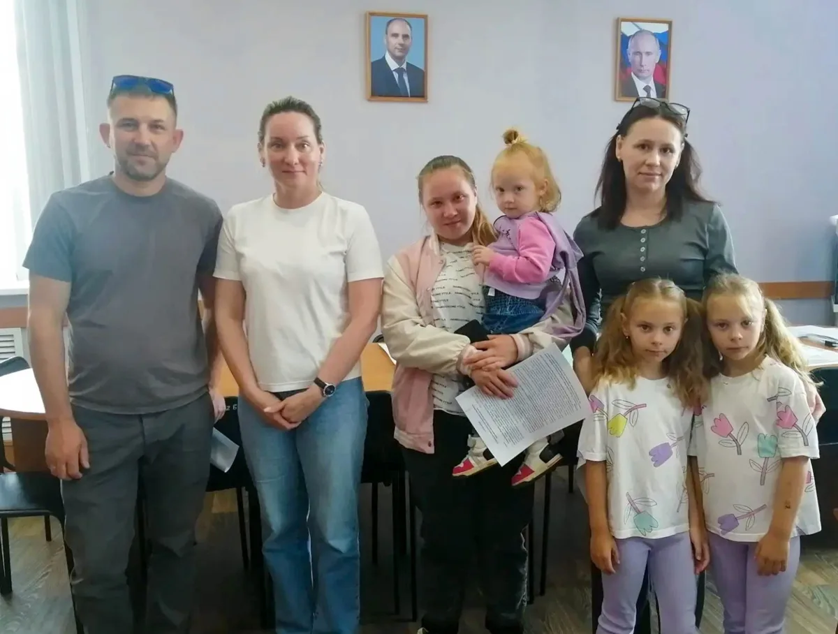 Жители аварийных домов в п. Светлый подписали соглашения о переселении