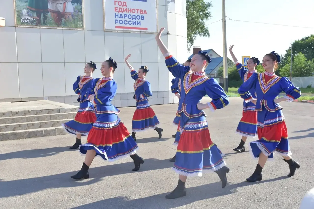 Артисты Городского центра искусств поздравили балаковцев с Днем России 

Праздничный концерт «Я любл