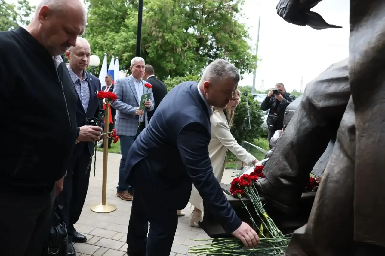 Монумент Герою Социалистического Труда Юрию Максареву открыли в Москве на Бережковской набережной  ✊