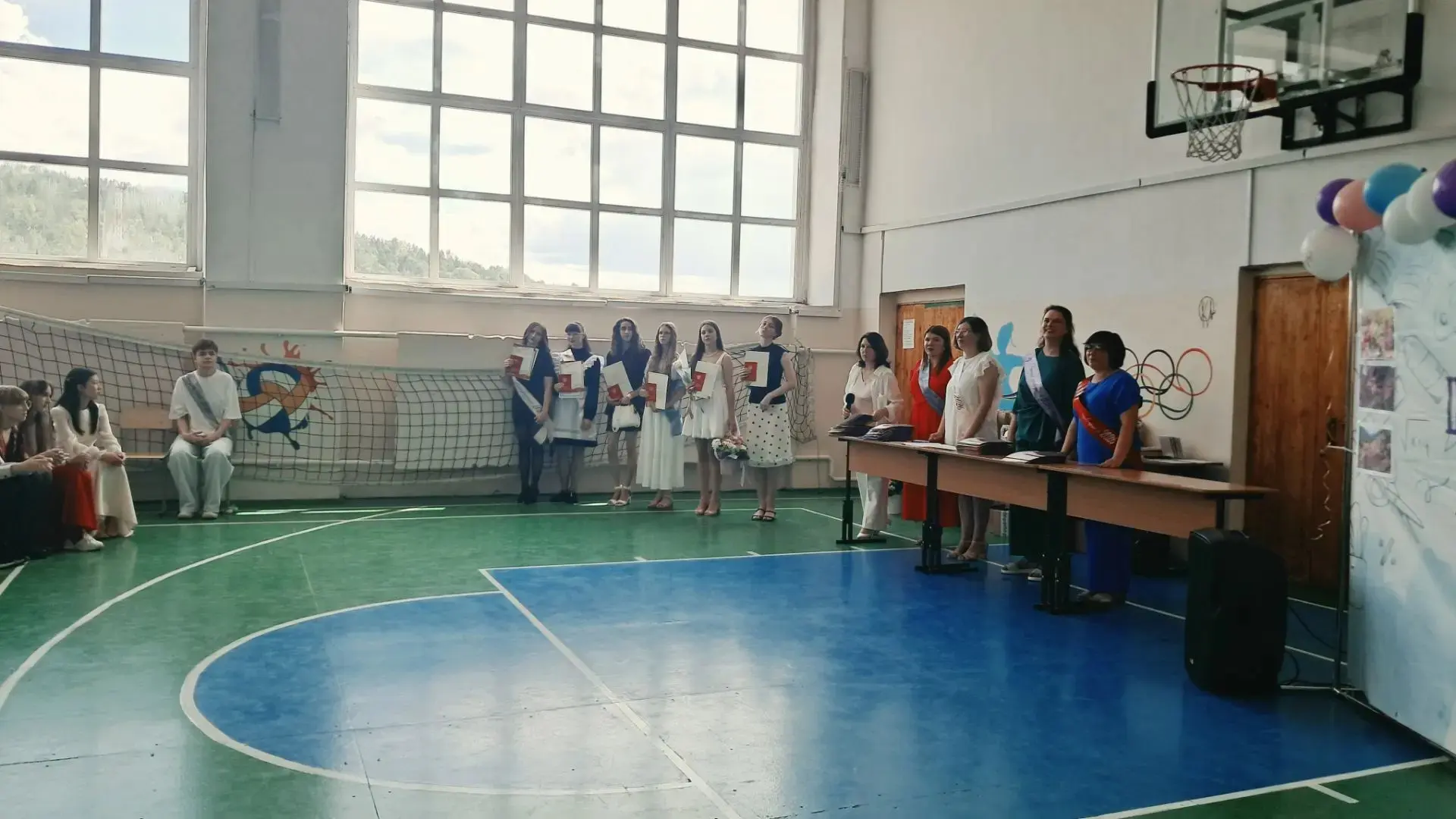 🎉 Свершилось! Аттестаты вручены!
9-е классы — вы сегодня просто сияли! ✨
Смех, слёзы радости, горды