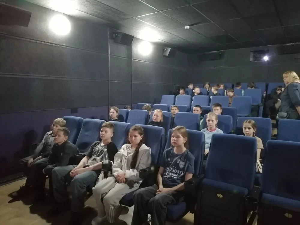 💥 Сегодня обучающиеся 5г и 6г классов посетили фильм "Малыш".      👏 Стоящее кино.       В очередной