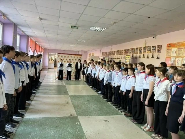 Линейка поднятия флага начала учебную неделю в нашей гимназии!  Почётное право заслужили ученики 6 «