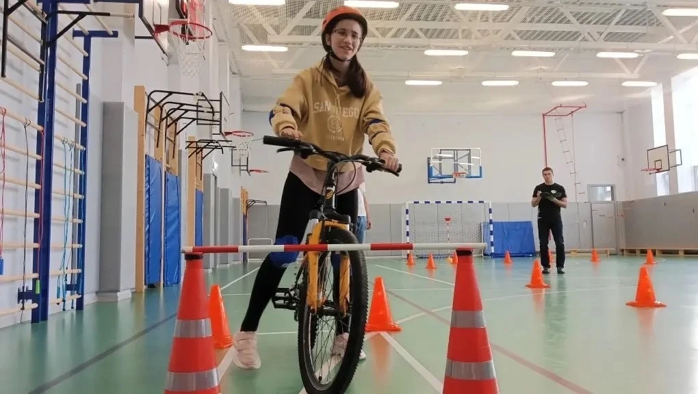 🚴‍♂️«Безопасное колесо»   Ученики 5 «Г» и 6 «В» классов приняли участие в межрайонном этапе конкурса