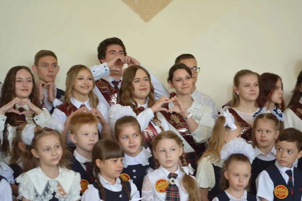 Сегодня воздух пропитан предчувствием волшебства, насыщен эхом последних звонков. Для н...