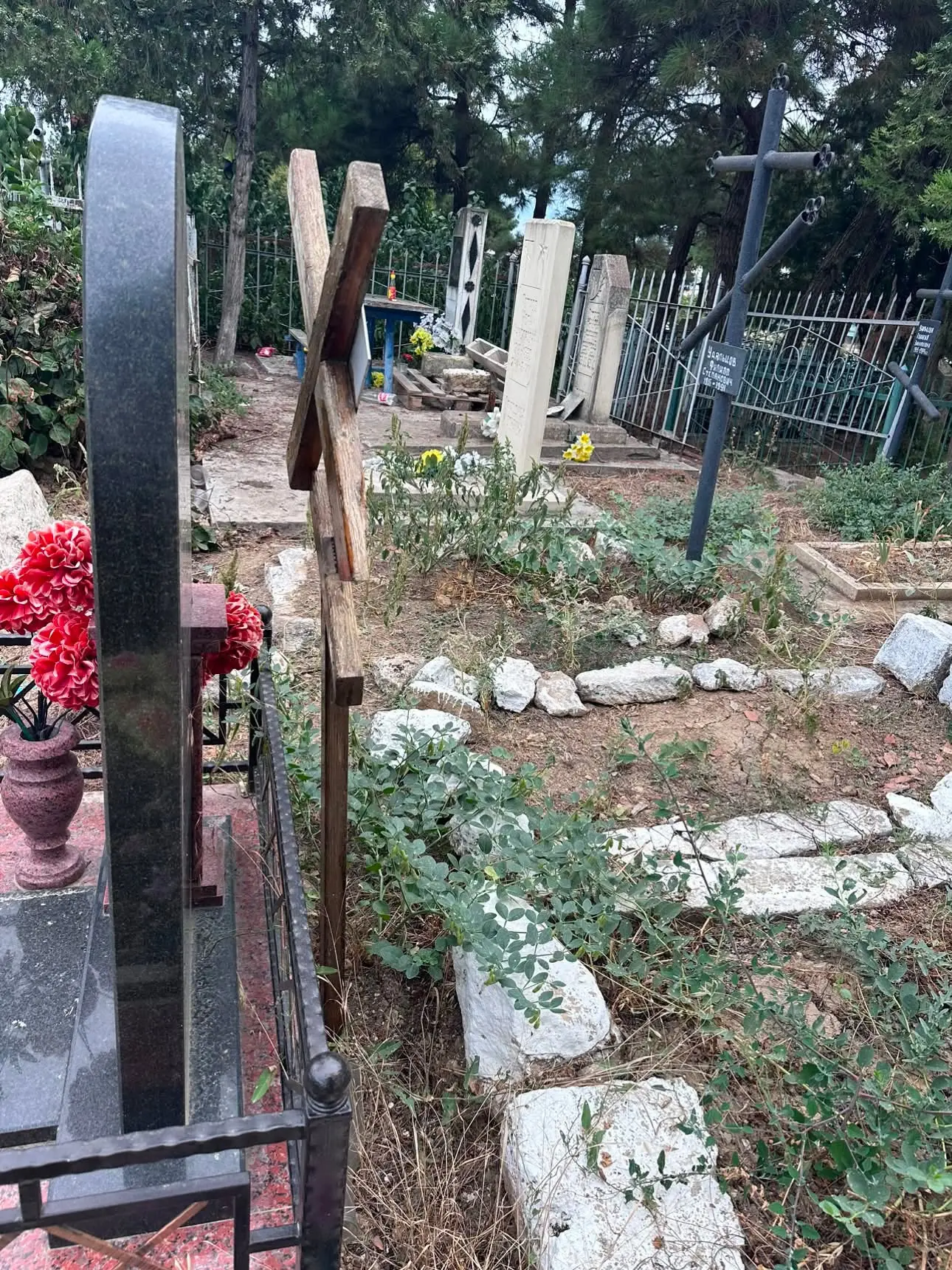 Вандализм на православном кладбище