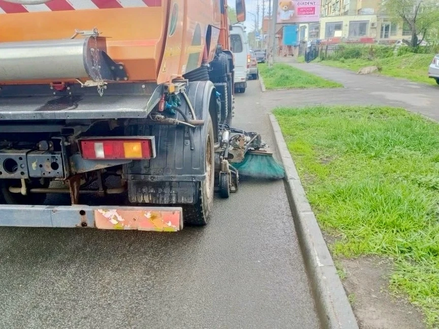 🧹 Убираем территорию района  Сотрудники МБУ «Служба благоустройства Кировского района» проводят мойк
