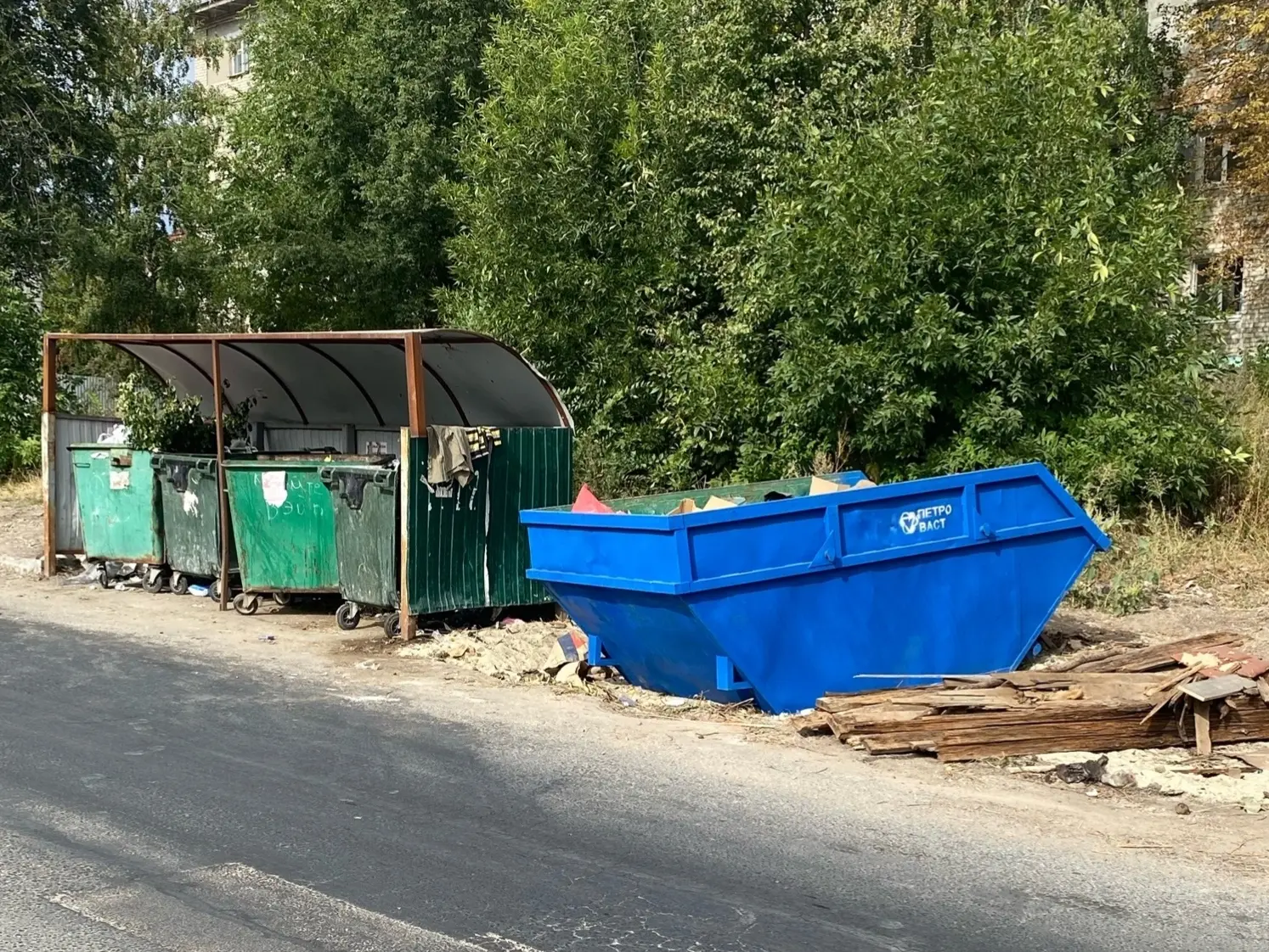 На некоторых городских мусорных площадках наконец-то поставили мусорные контейнеры для ...