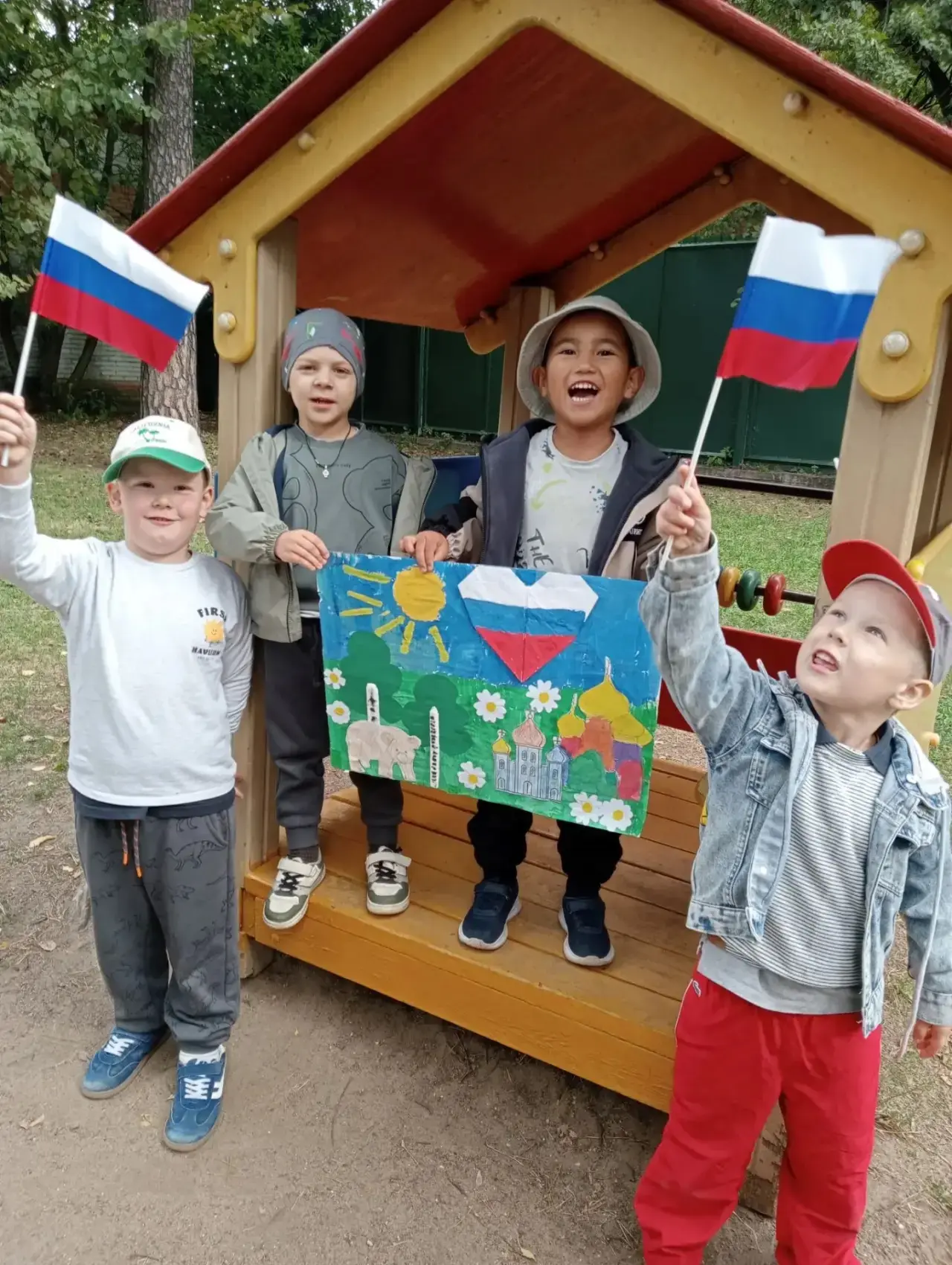 На тематической неделе "Флаг России" ребята дошкольного отделения «Звездочка» узнали, ч...