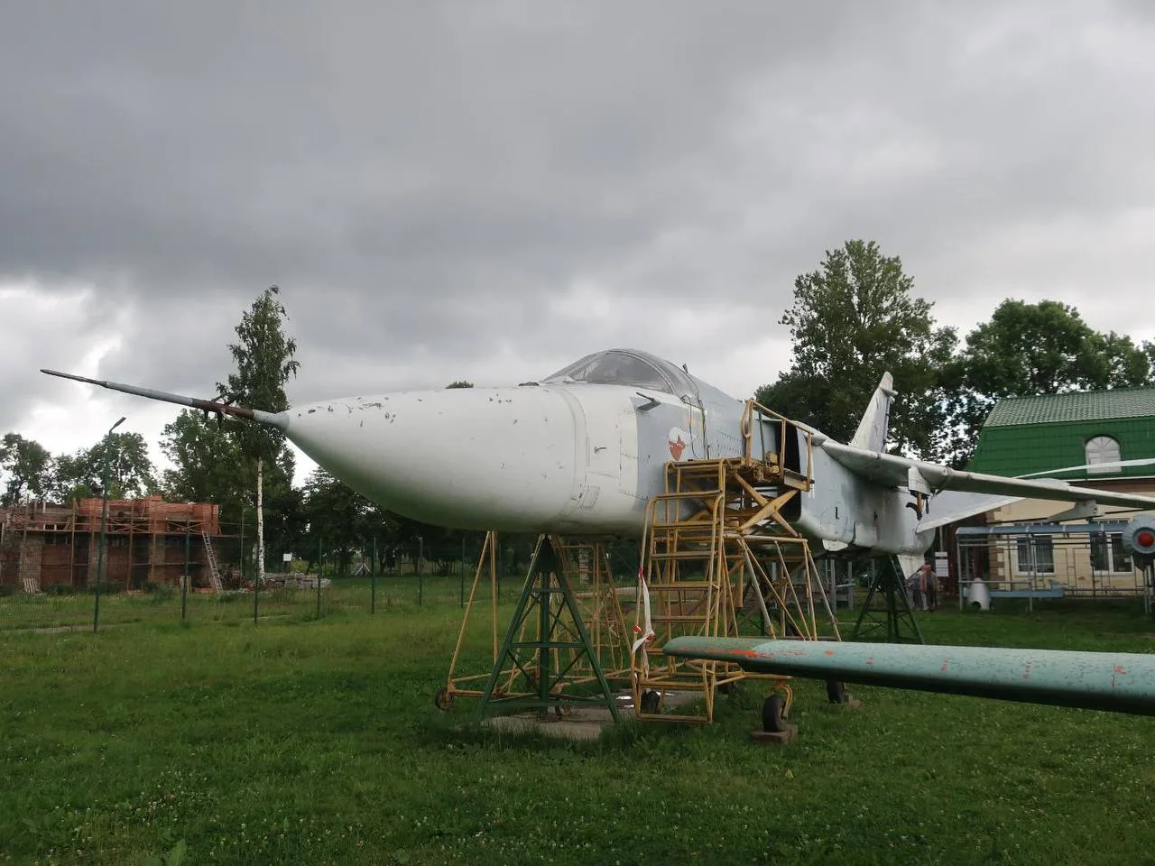✈️ Влюблённые в небо: в Гатчине появился легендарный Су-24