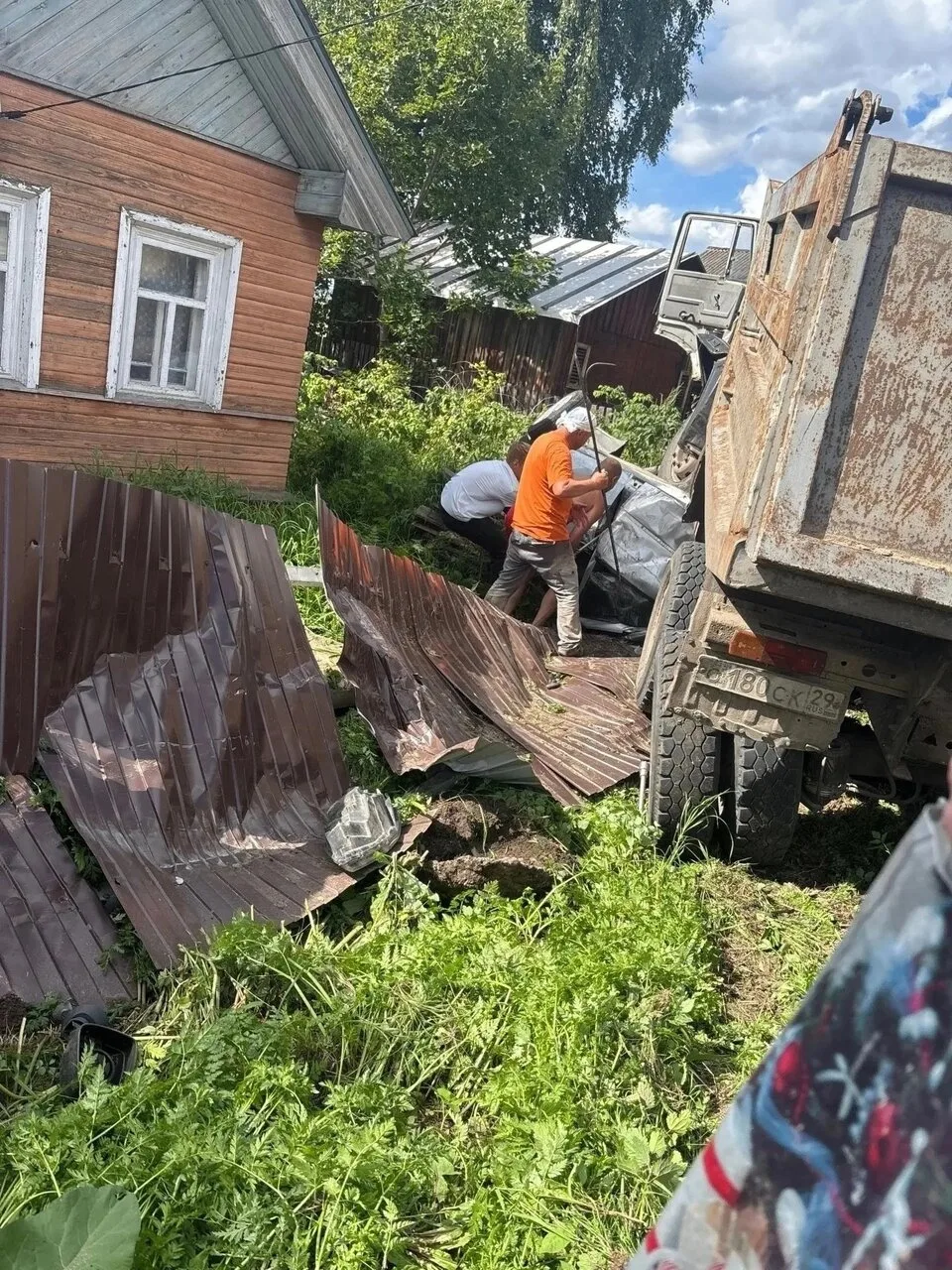 😔Столкновение с КамАЗом в Вельском районе: водитель легковушки в тяжелом положении