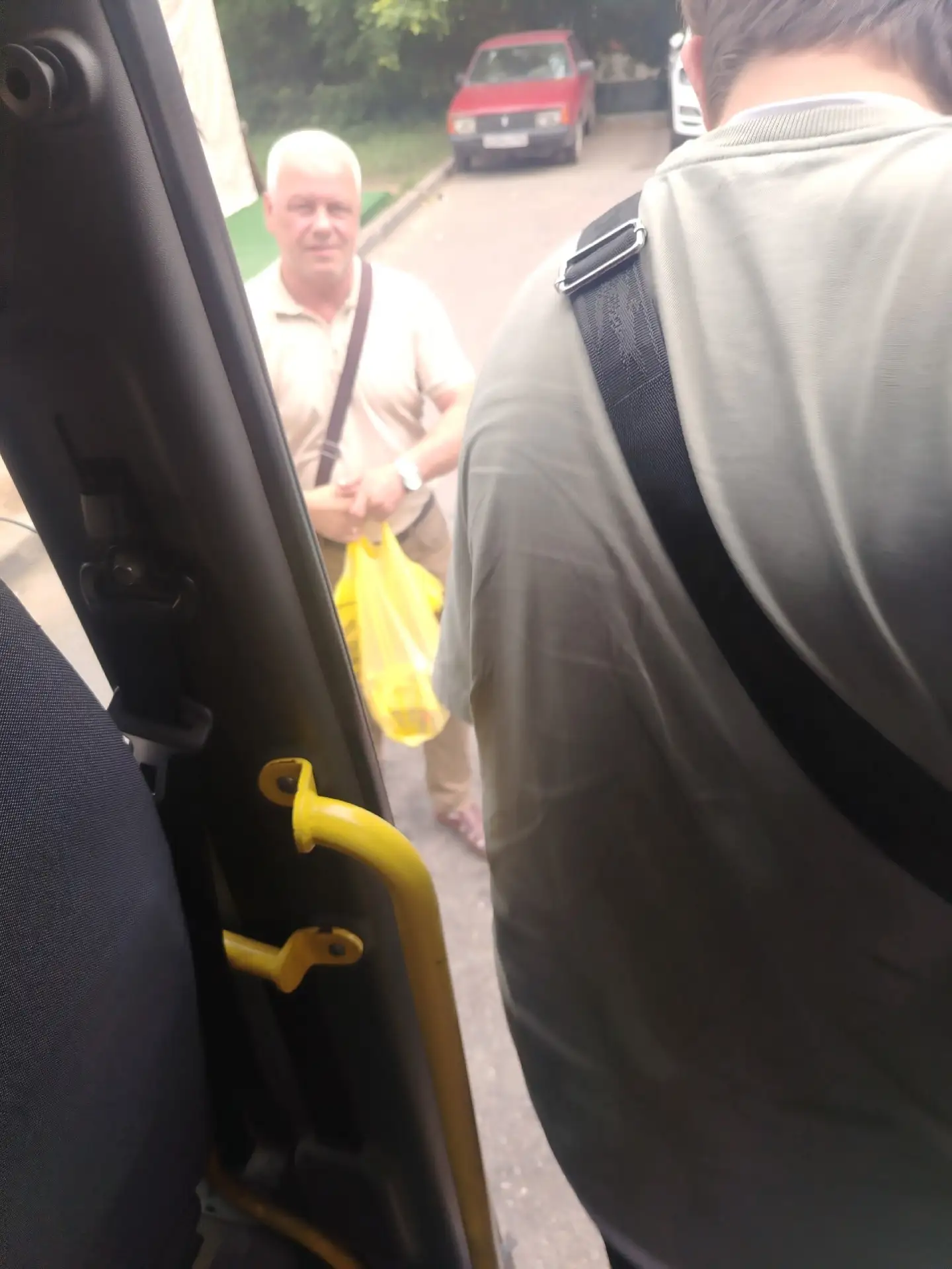 Здравствуйте , сегодня ехала в маршрутке 1020 от метро Царицыно до Зелёные Аллеи. Сев на кресло , пр